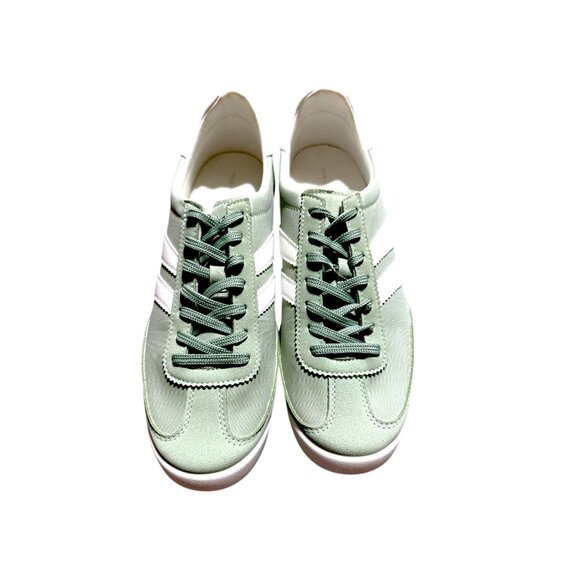 Steve Madden Madden Girl Sage Green/White Retro Runner Sneakers Size 9 NWOB - Picture 1 of 8